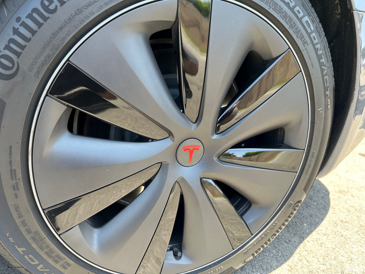 Tesla Model S / X / Y / 3 Wheel Rim Emblem Sticker