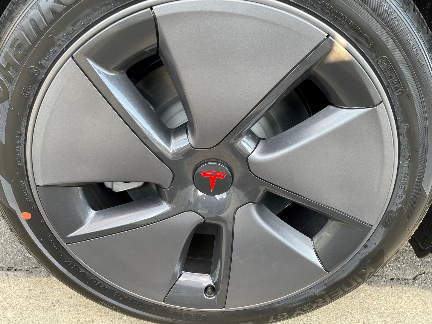 Tesla Model S / X / Y / 3 Wheel Rim Emblem Sticker